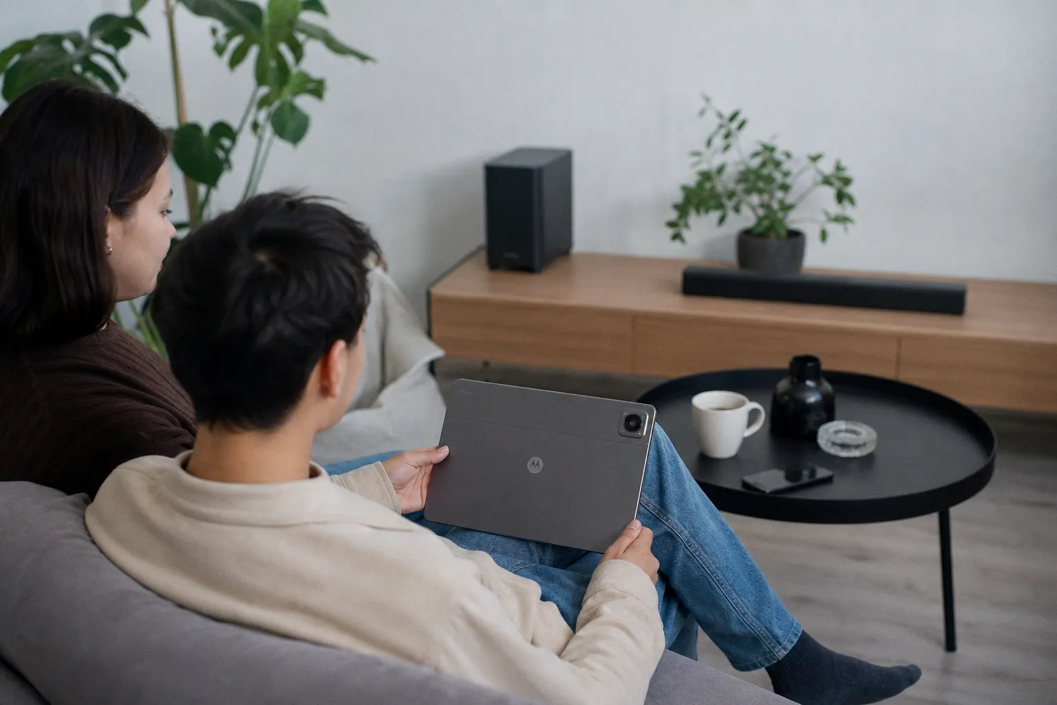 Представлен планшет Motorola Moto Pad 70 Groove: впечатляющая 9-динамиковая звуковая система JBL и
